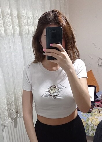 BEYAZ ÖNÜ GÜNEŞ BASKILI BEYAZ CROP KISA KOLLU 