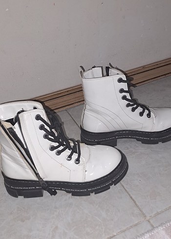 Beyaz Bağcıklı  Kadın Bot - Görsel 4