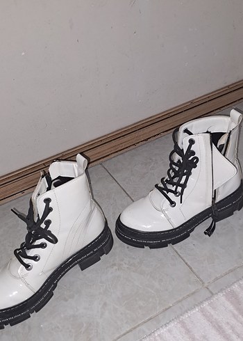 Beyaz Bağcıklı  Kadın Bot - Görsel 3