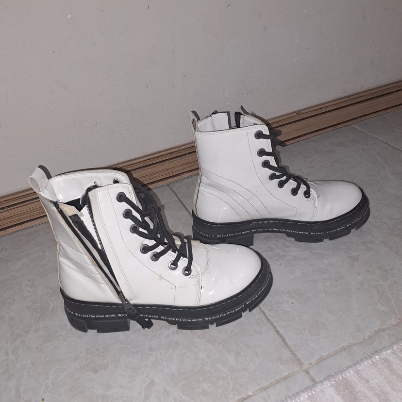 Beyaz Bağcıklı  Kadın Bot - Görsel 4