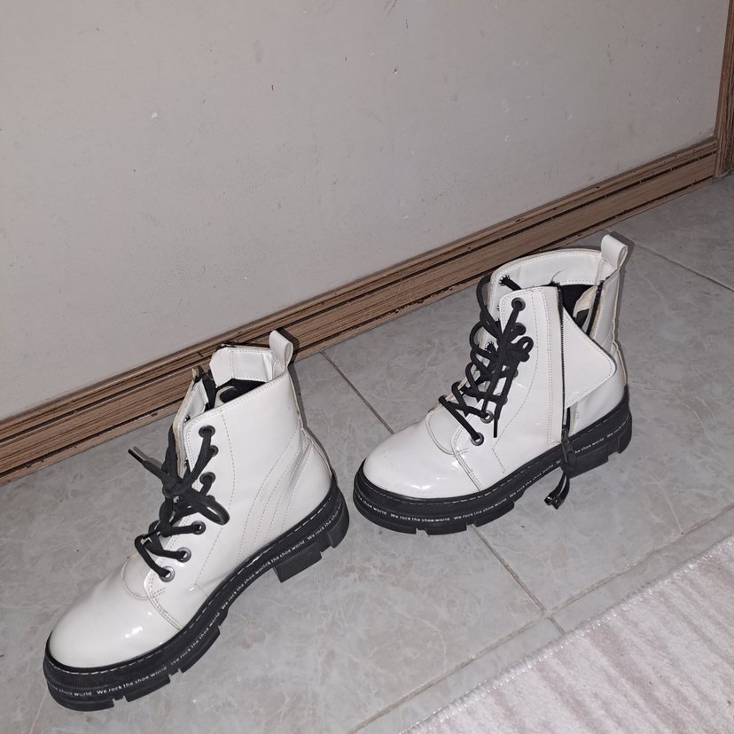 Beyaz Bağcıklı  Kadın Bot - Görsel 3