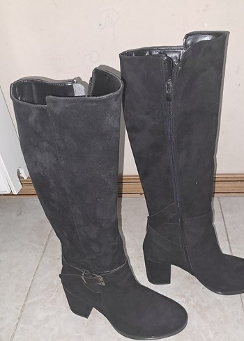 Siyah Süet Tokalı DizaltıTopuklu Bot - Görsel 2