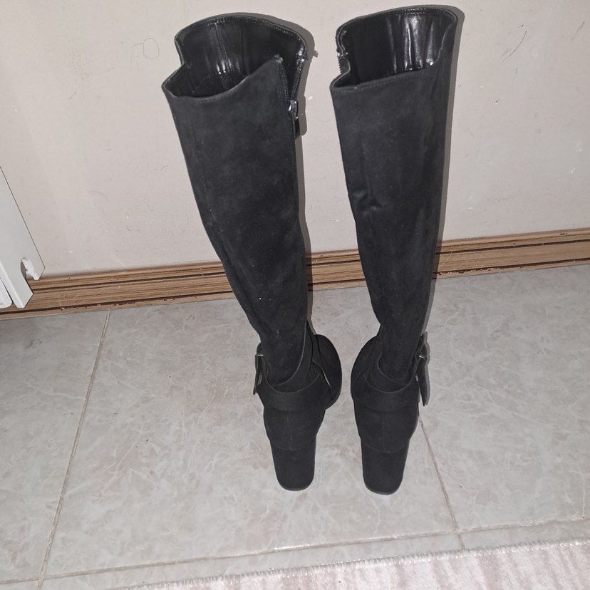 Siyah Süet Tokalı DizaltıTopuklu Bot - Görsel 4