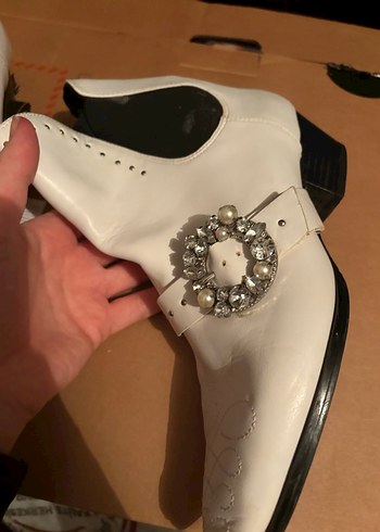 Parlak Beyaz Nakışlı Deri Kadın Bot - Görsel 2