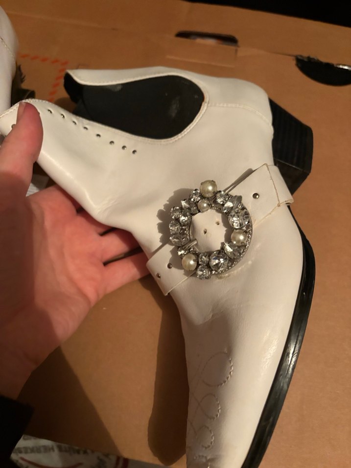 Parlak Beyaz Nakışlı Deri Kadın Bot - Görsel 2