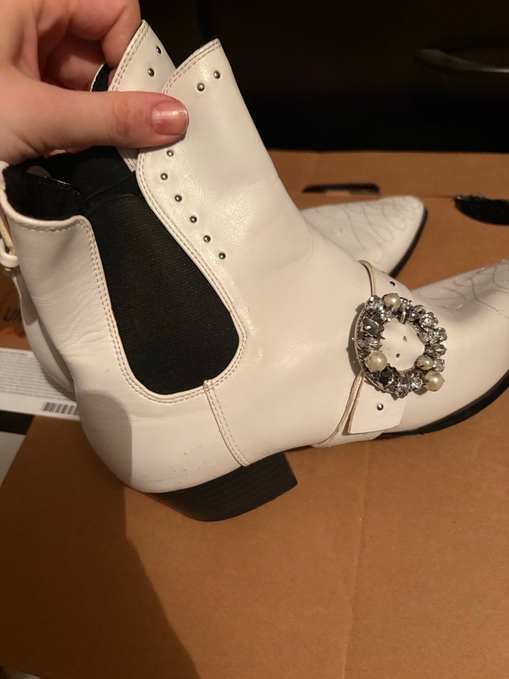 Parlak Beyaz Nakışlı Deri Kadın Bot - Görsel 3
