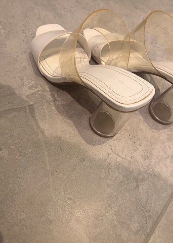 Şeffaf Bantlı Beyaz Dolgu Topuk Terlik - Görsel 3