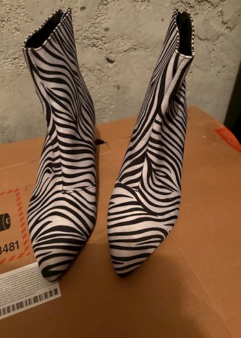 Deri Zebra Desenli Stiletto Topuklu Kadın Bot - Görsel 2