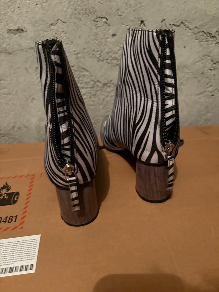 Deri Zebra Desenli Stiletto Topuklu Kadın Bot - Görsel 3