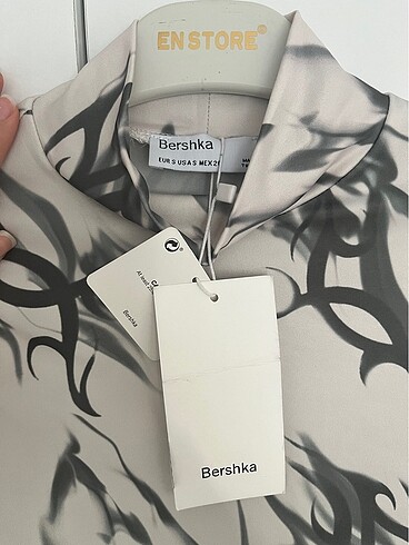 Bershka sırt dekolteli bluz