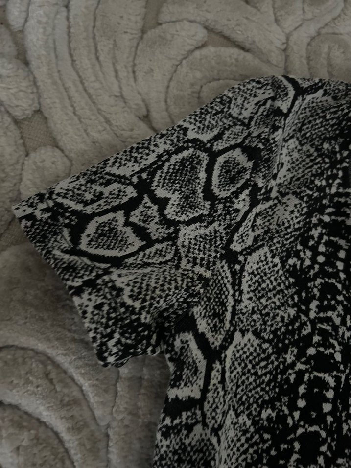 Gri Yılan Desenli V Yaka Kısa Kollu Elbise - Görsel 3