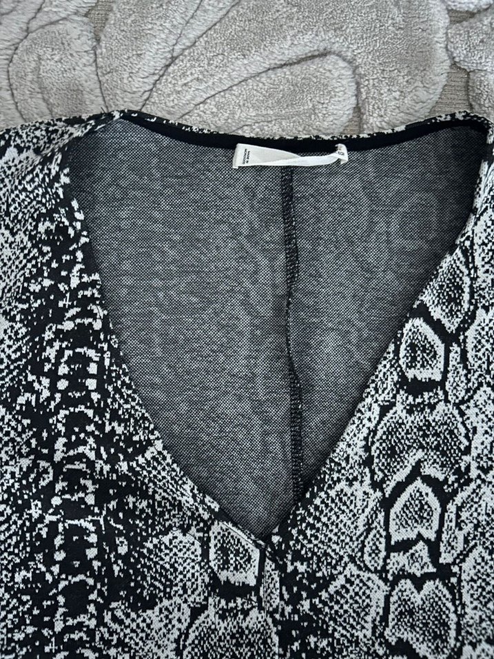 Gri Yılan Desenli V Yaka Kısa Kollu Elbise - Görsel 2