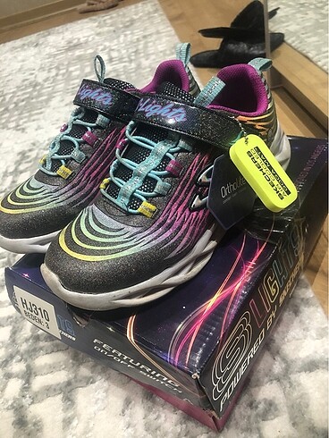 Skechers 35 numara yeni gibi aldığımda sezon sonuydu şimdide ay