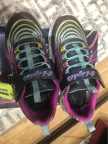 34 Beden Skechers 35 numara yeni gibi aldığımda sezon sonuydu şimdide ay