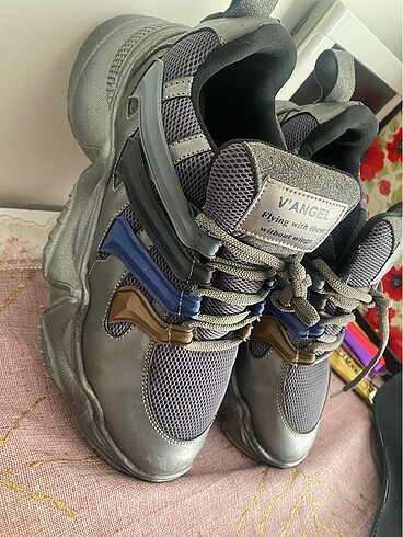 Gri sneaker ayakkabı