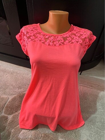 Pembe tişört