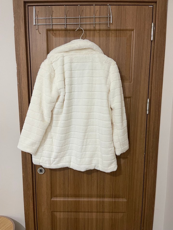 Beyaz Peluş kadın kaban - Görsel 3