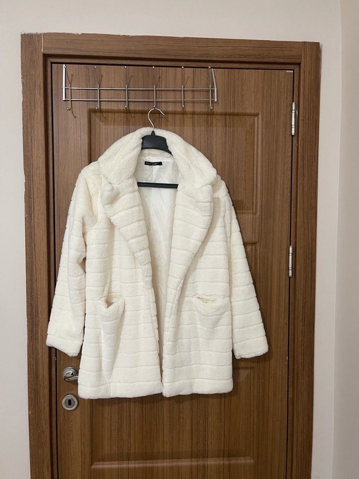 Beyaz Peluş kadın kaban - Görsel 2