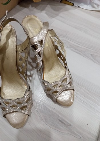 Altın Renkli Parlak Yılan Desenli Topuklu Ayakkabı - Görsel 3