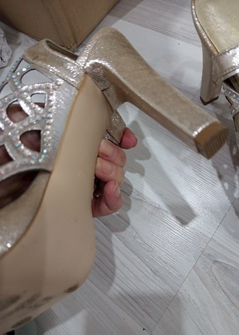 Altın Renkli Parlak Yılan Desenli Topuklu Ayakkabı - Görsel 2