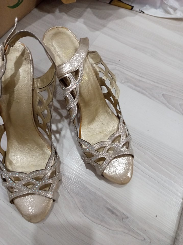 Altın Renkli Parlak Yılan Desenli Topuklu Ayakkabı - Görsel 3