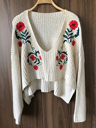 Çiçekli kısa dökümlü kazak