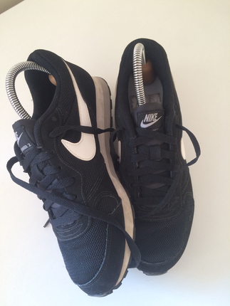 Siyah Nike