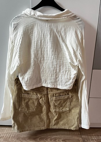Beyaz V Yaka Bol Kesim Keten Gömlek ve Kot Etek - Görsel 3