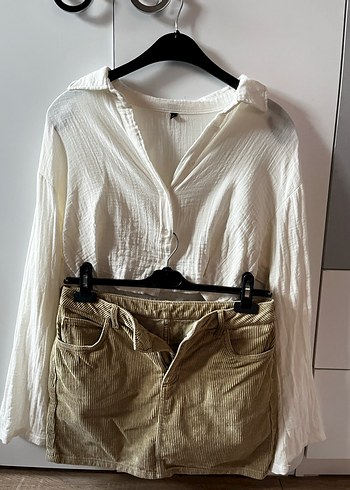 Beyaz V Yaka Bol Kesim Keten Gömlek ve Kot Etek - Görsel 2