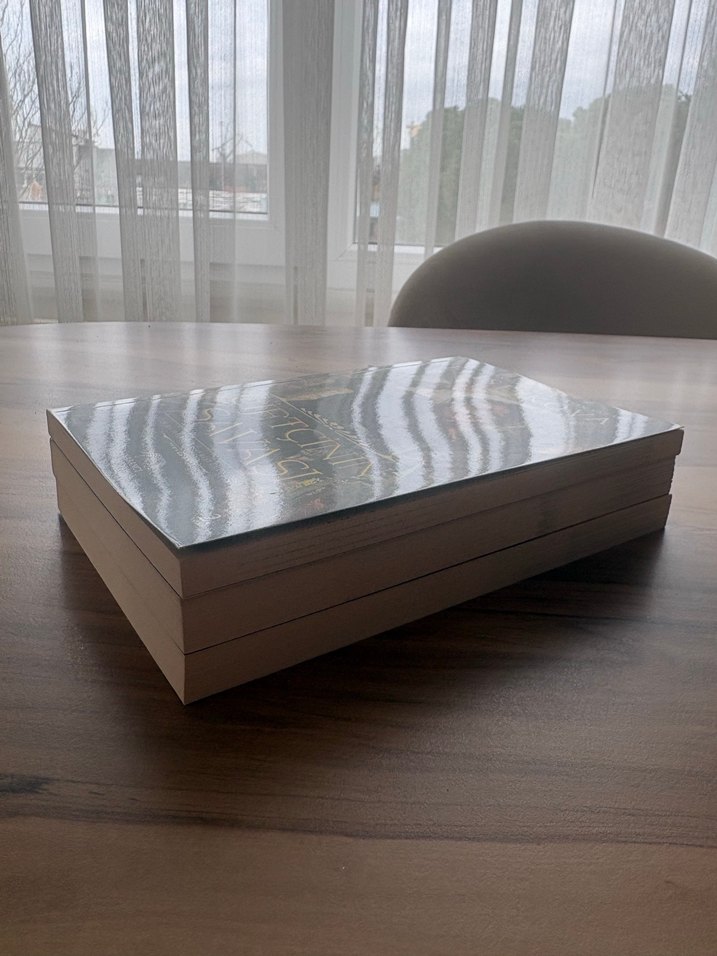 Elise Kova - Tahtın Köpeği, Prensin Kılıcı, Çiftçinin savaşı - Görsel 2