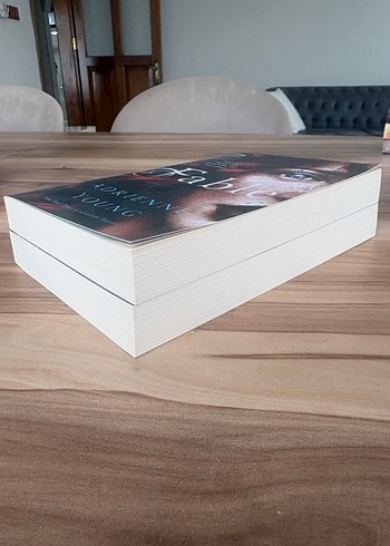 Adrienne Young - Fable / Efsane Roman Seti - Görsel 2