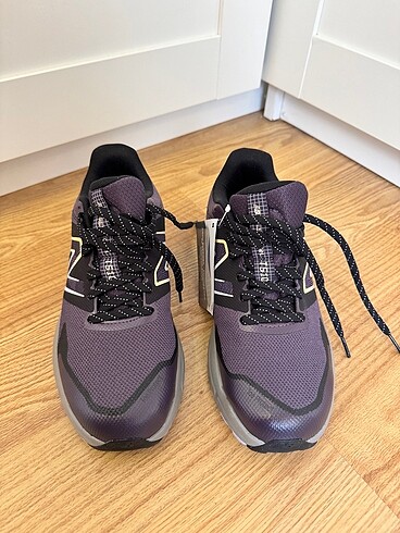37,5 Beden New balance T510