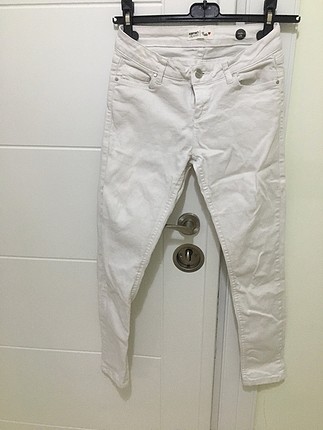 Beyaz skinny pantolon.