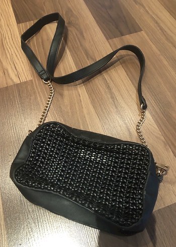 Zincir Detaylı Siyah Deri Kadın Çanta