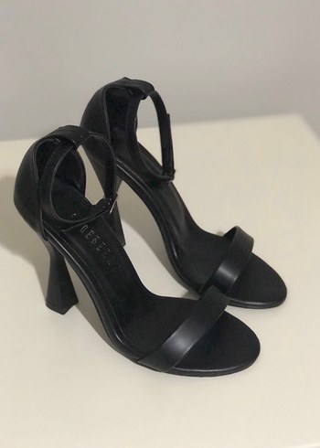 Siyah Topuklu Ayakkabı - Görsel 2