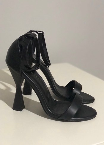 Siyah Topuklu Ayakkabı - Görsel 3