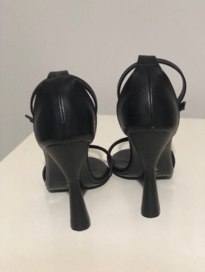 Siyah Topuklu Ayakkabı - Görsel 4