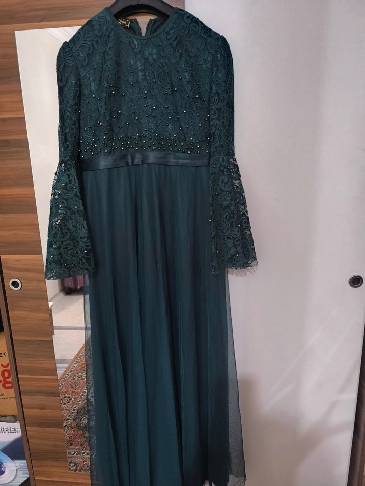 Uzun Kollu İşlemeli Yeşil Abiye Elbise - Görsel 3