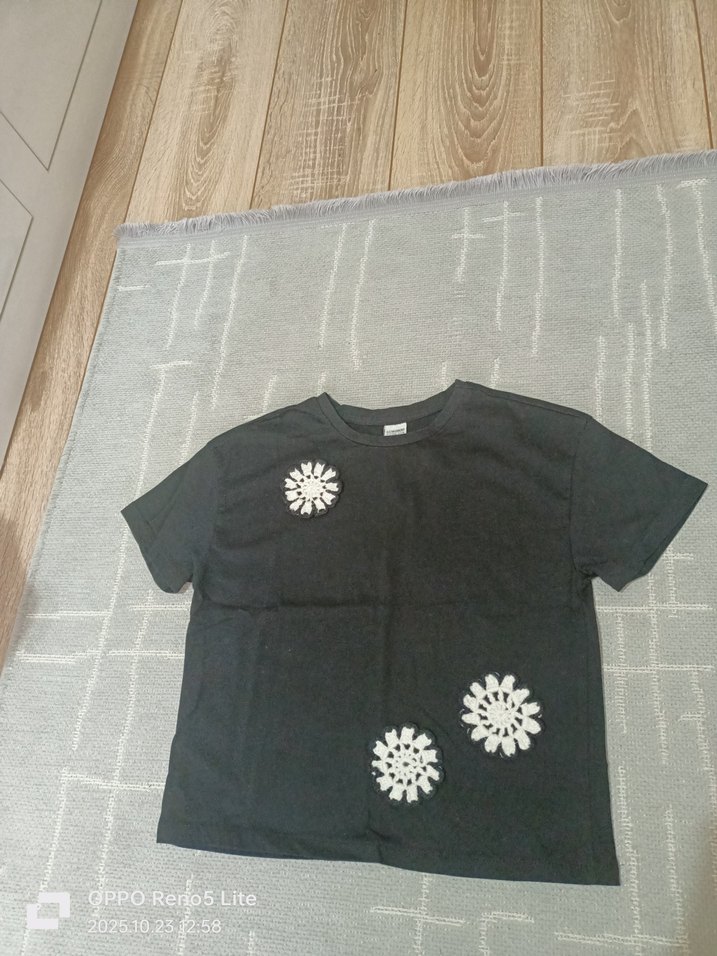 Kız Çocuk Siyah Düğmeli Baskılı Tişört - Görsel 4