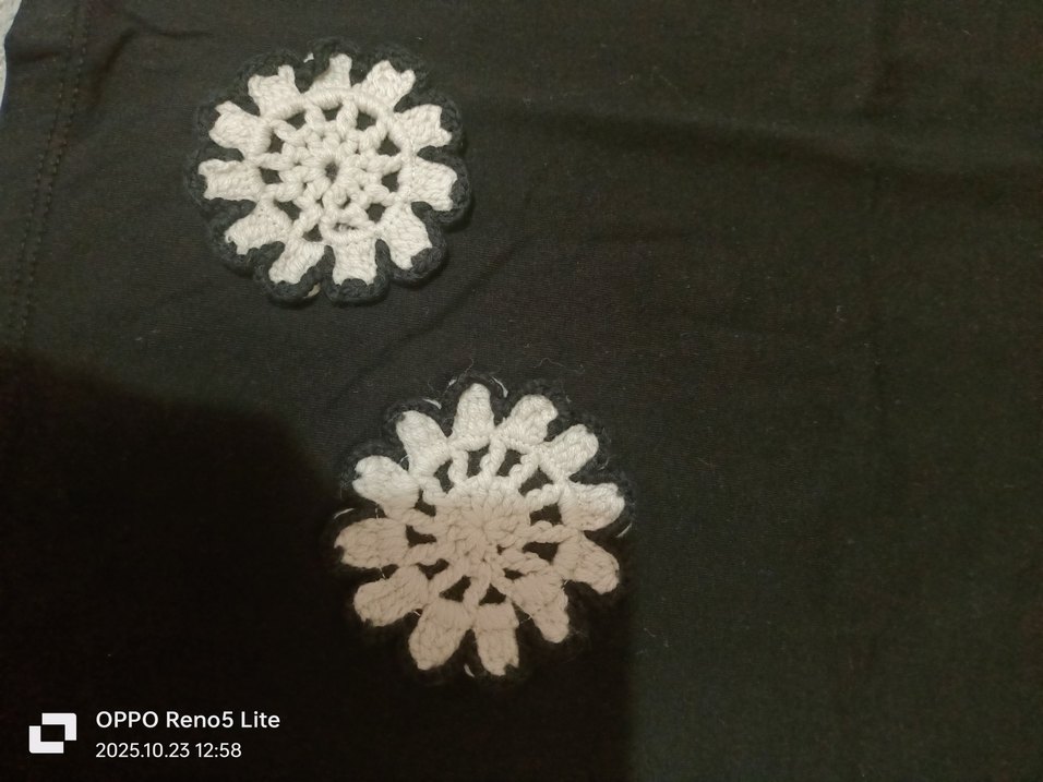 Kız Çocuk Siyah Düğmeli Baskılı Tişört - Görsel 2