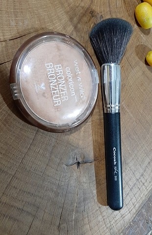 Bronzer ve büyük fırça
