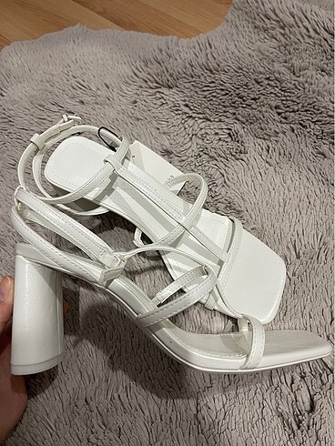bershka topuklu sandalet