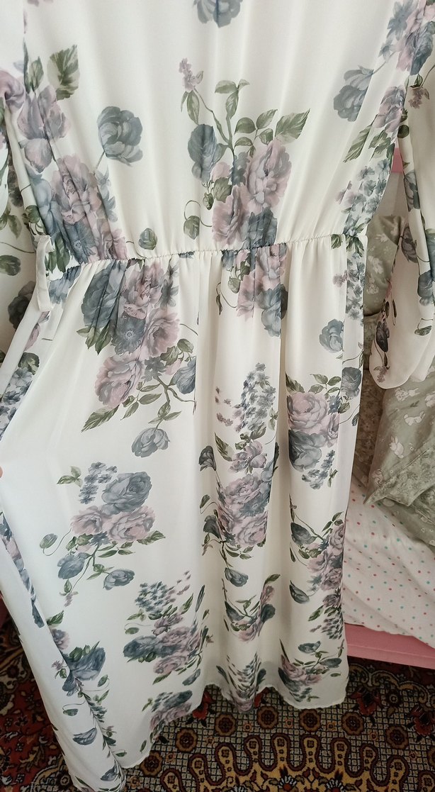 Drapeli Uzun Beyaz Çiçekli Bohem Elbise - Görsel 3