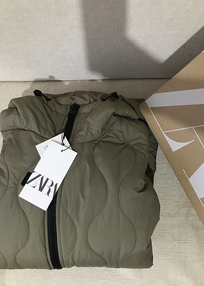 Zara kapüşonlu şişme mont - Görsel 3