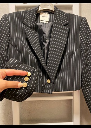 Düğmeli Siyah Çizgili Kısa Kadın Blazer - Görsel 2