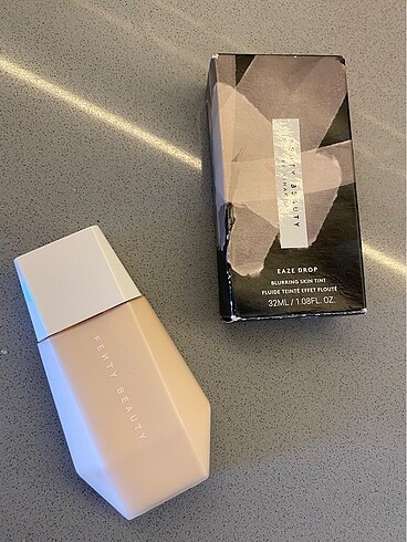 Fenty Beauty fondöten 01