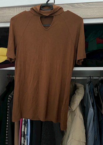 Kahverengi Yüksek Yaka Kısa Kollu Hamile Tişörtü - Görsel 3