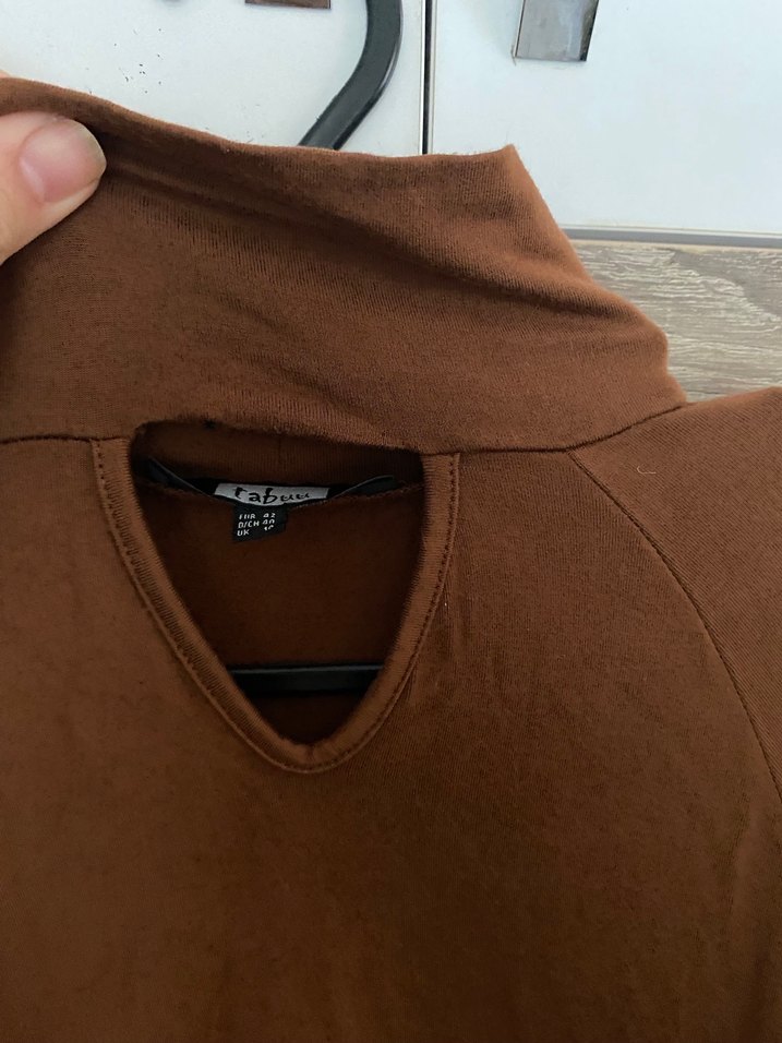 Kahverengi Yüksek Yaka Kısa Kollu Hamile Tişörtü - Görsel 2