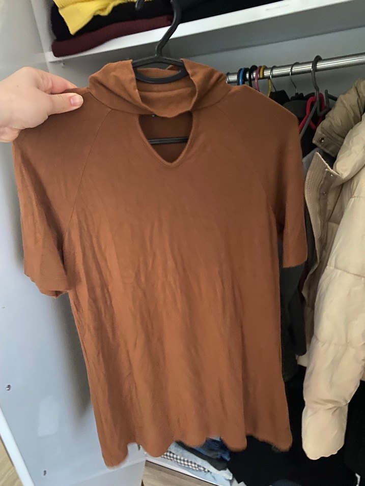 Kahverengi Yüksek Yaka Kısa Kollu Hamile Tişörtü - Görsel 4