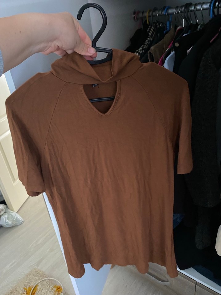 Kahverengi Yüksek Yaka Kısa Kollu Hamile Tişörtü - Görsel 5